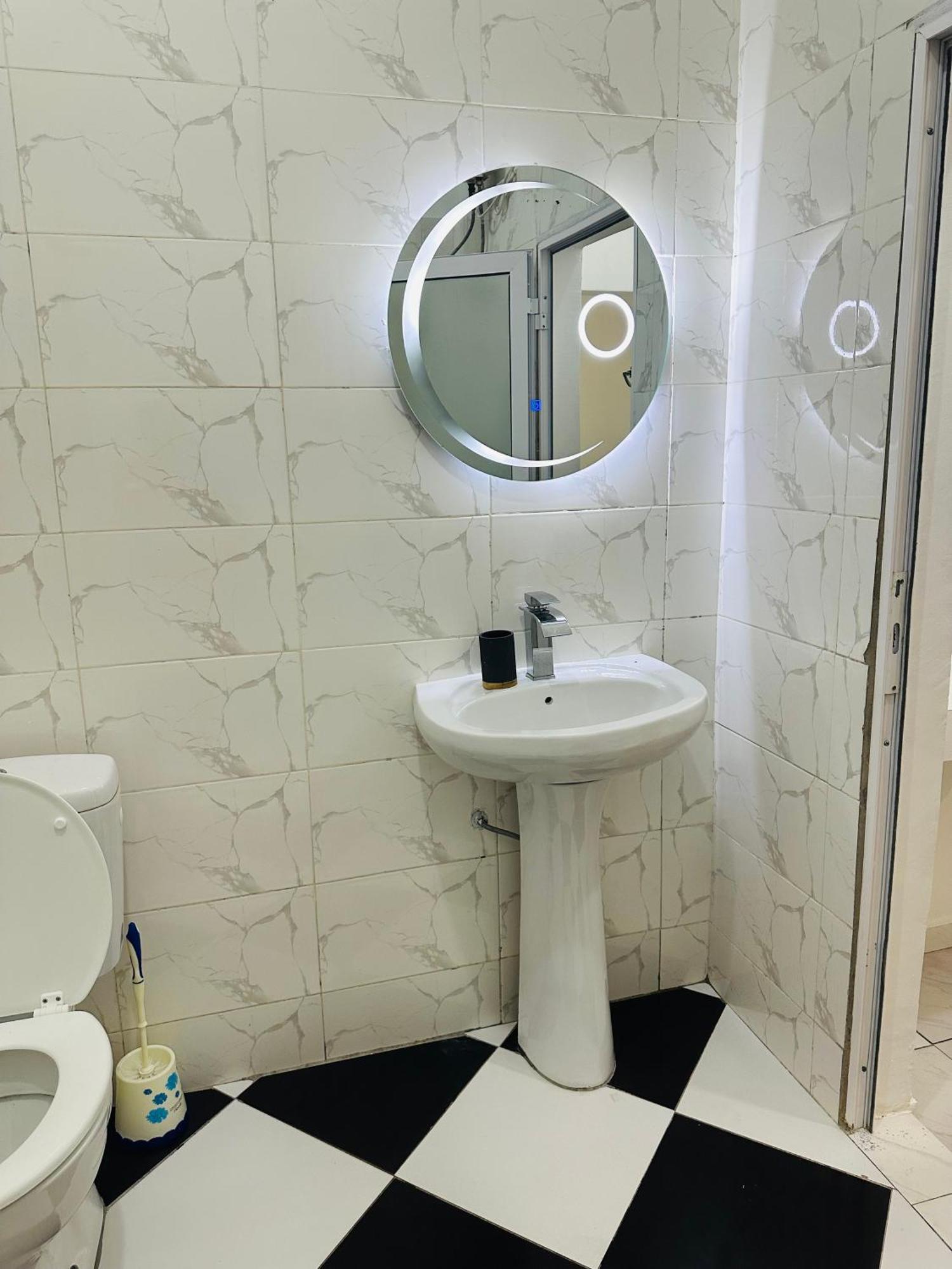 Ad Home Ломе Екстериор снимка