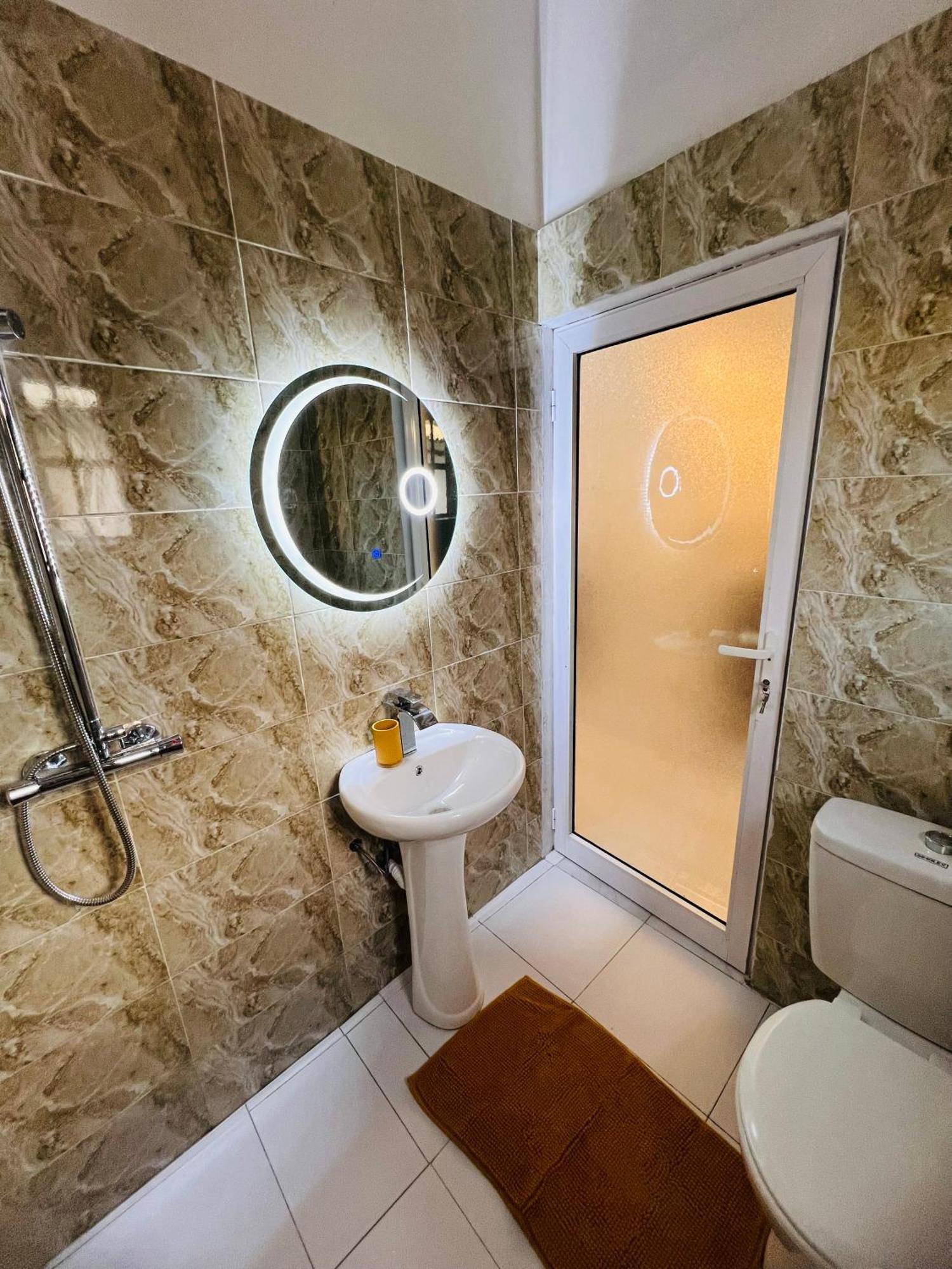 Ad Home Ломе Екстериор снимка