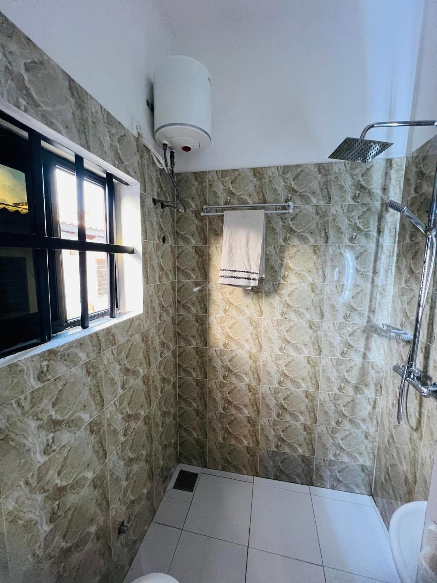 Ad Home Ломе Екстериор снимка